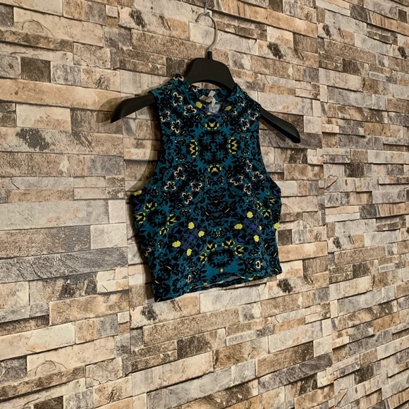 Kirra Geometric Print Crop Top - Picture 2 of 6